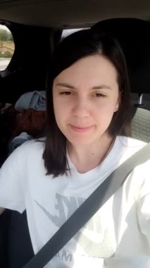 Arabada selfie çeken bir kadın.