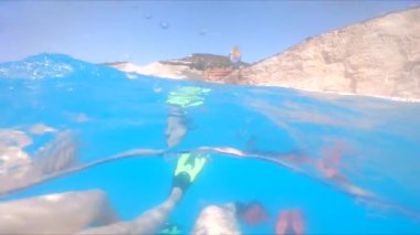 Yüzgeçli çift deniz suyunda yüzüyor.