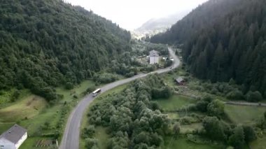 Karpat dağlarında dağ yolundan giden otobüs.