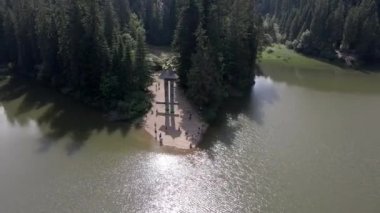 Ukrayna Karpatlar 'daki Sinnevyr Gölü' nün havadan görünüşü