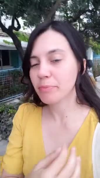 Mulher falando na câmera vlogger mar férias — Vídeo de Stock