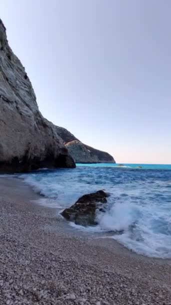 Блакитне море з хвилями скелястий пляж — стокове відео