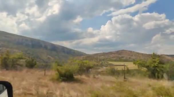 Концепция автомобильных путешествий вид на северные горы Македонии в боковом окне — стоковое видео