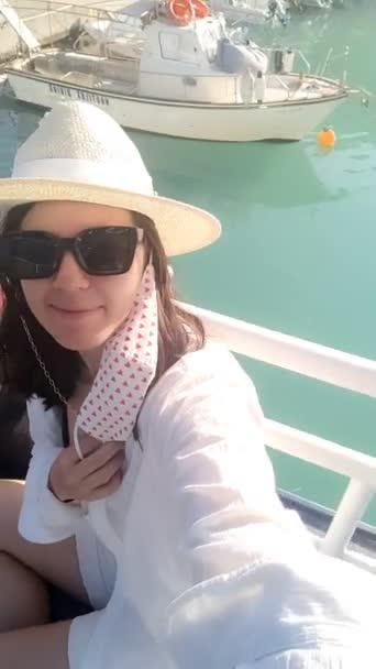 クルーズボートでカメラで話している女性ブロガー — ストック動画