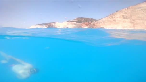 Muž plavání pod vodou v potápěčské masce a ploutve — Stock video