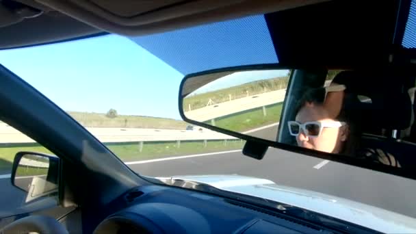 有信心的妇女驾驶高速汽车 — 图库视频影像