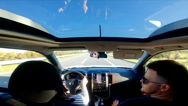 Пара в машине верхом на спидвее — стоковое видео