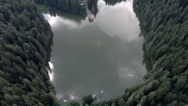 우 크닌 카르파티아 산맥에 있는 신베 이 르 호수의 공중 사진 — 비디오