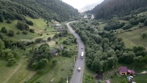 在喀尔巴阡山脉山路行驶的公共汽车 — 图库视频影像