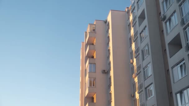 时间流逝的阳光在公寓楼前移动 — 图库视频影像