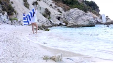 Deniz kıyısında koşan gülümseyen kadın