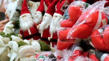 Mağazada Noel süsleri satışı.