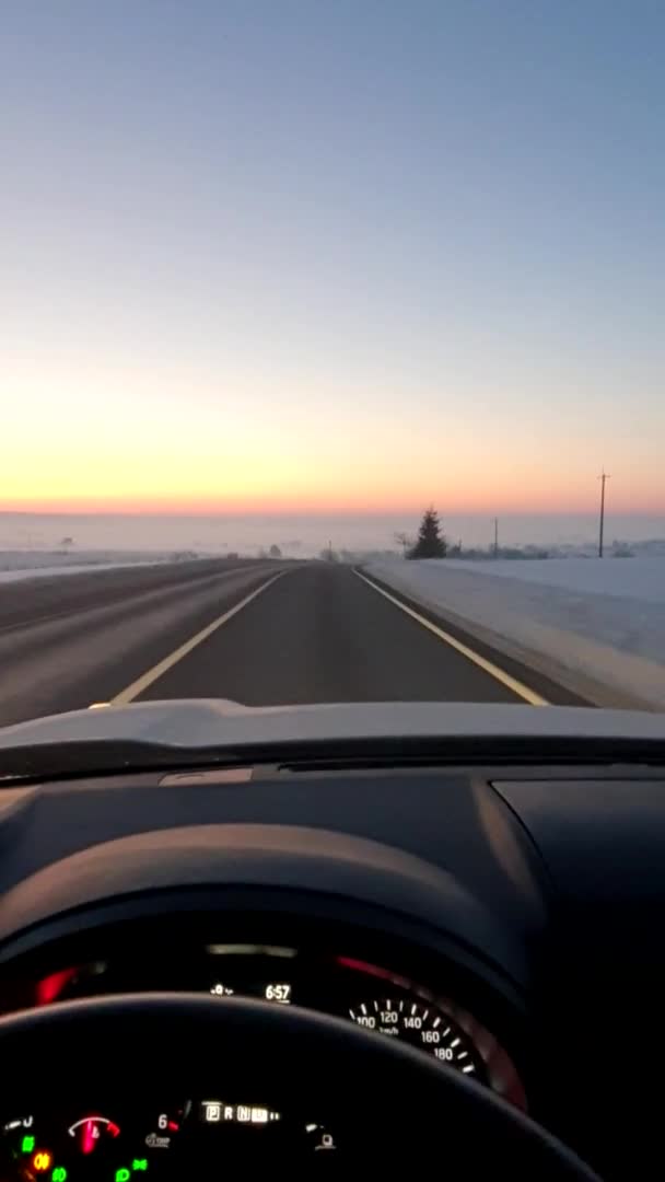 Guida auto da strada nebbiosa al sorgere del sole con cattiva visione — Video Stock