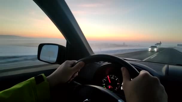 Berijden auto door mistige weg op zonsopgang met slecht zicht — Stockvideo