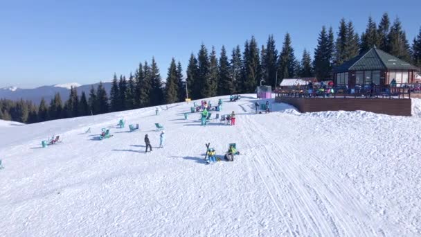Pessoas se divertindo no topo da montanha resort de esqui — Vídeo de Stock