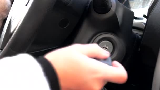 Femme main mettre la clé de voiture dans le trou de serrure allumage du moteur — Video