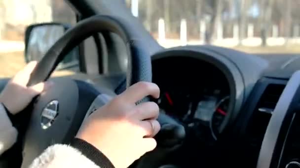 Рука женщины на руле — стоковое видео