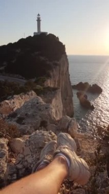 Left kada deniz feneri günbatımı seyahat konsepti