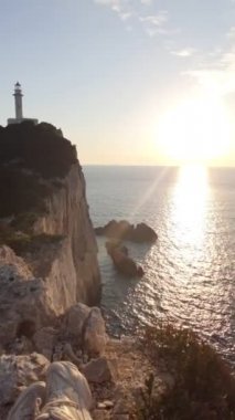 Left kada deniz feneri günbatımı seyahat konsepti