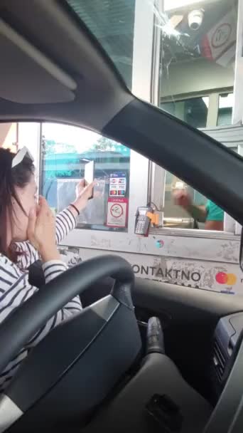 Женщина платит за дорогу по телефону — стоковое видео