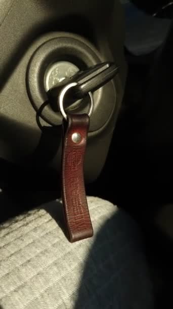 Αυτοκίνητο κλειδί στην κλειδαρότρυπα — Αρχείο Βίντεο