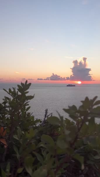 Lapso de tiempo puesta de sol sobre el barco de mar que pasa — Vídeos de Stock