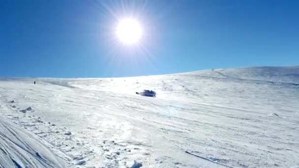 Schneekatze fährt Hügel hoch — Stockvideo