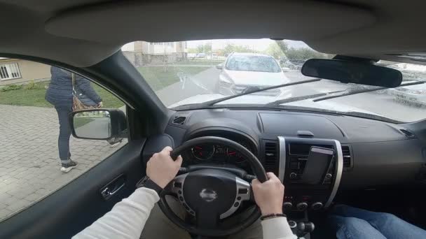 Homme direction voiture de conduite point de vue — Video