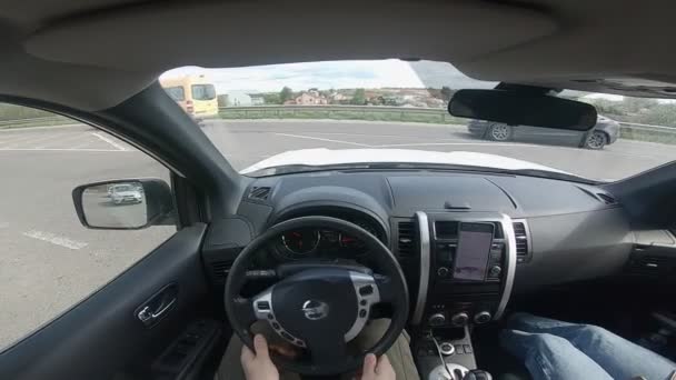 Точка зрения человека, управляющего автомобилем — стоковое видео