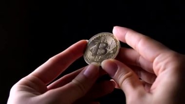 Bitcoin para tutan kadın.