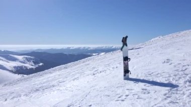 Adam kayakçı dağın tepesinde. kayak turu konsepti