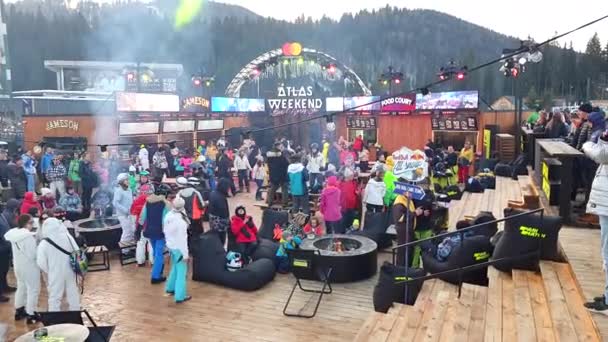 Bukowel, Ukraina - 20 lutego 2021: impreza taneczna po dniu snowboardingu na stoku narciarskim — Wideo stockowe