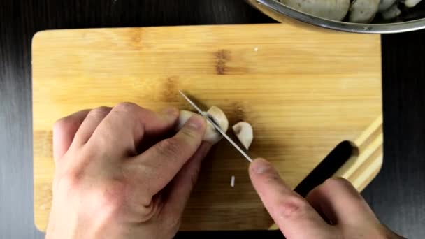 Cuisson à la cuisine trancher les champignons à la planche à découper — Video