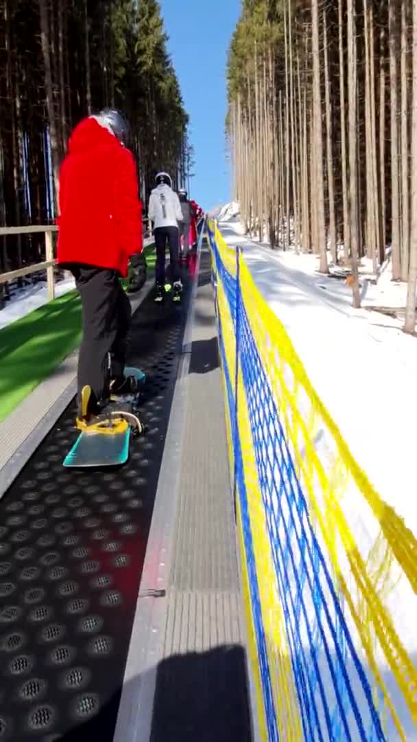 Man snowboarder bij riemtakel in skigebied — Stockvideo