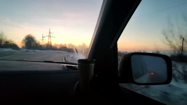 Berijden auto door mistige weg op zonsopgang met slecht zicht — Stockvideo
