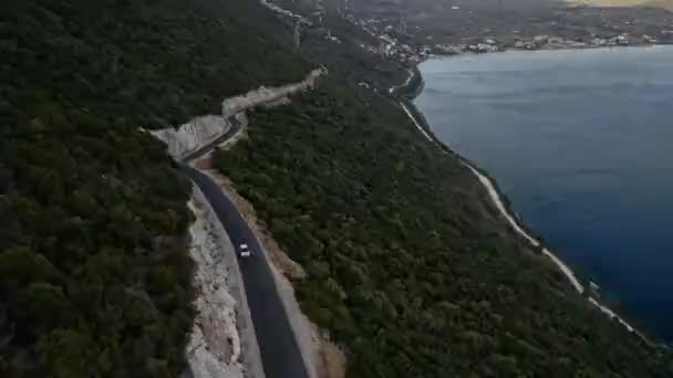 Concepto de viaje en coche vista aérea de la carretera de montaña cerca del mar en la isla lefkada — Vídeo de stock