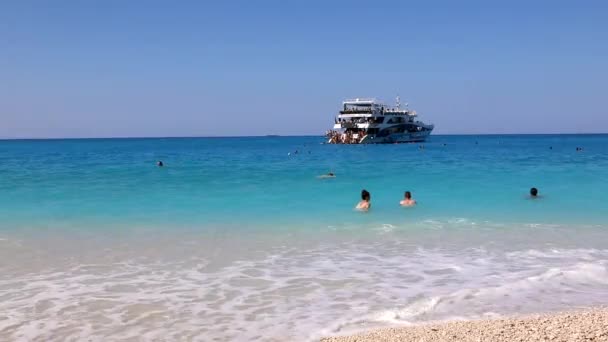 Lefkada, Grécia - 03 de setembro de 2021: pessoas pulando do navio de cruzeiro na água do mar azul — Vídeo de Stock