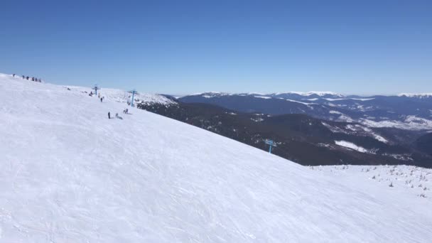 Панорамный вид на горнолыжный курорт в зимнее время — стоковое видео