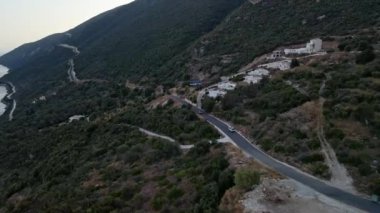 Araba yolculuğu konsepti. Soldaki adada deniz kenarındaki dağ yolunun havadan görünüşü.