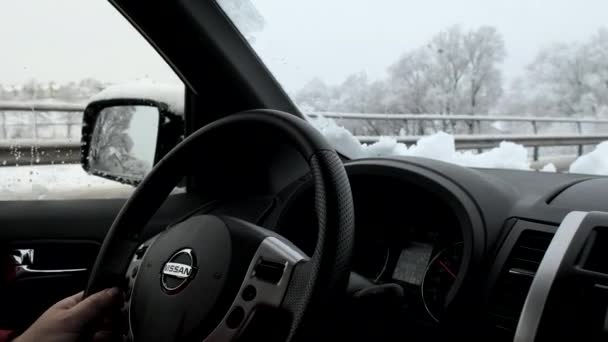 Mann am Lenkrad lenkt Auto an Wintertag — Stockvideo