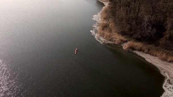 Vista aérea de pareja en kayak — Vídeos de Stock