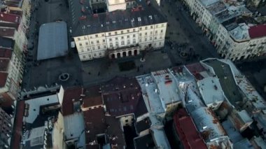 Gün batımında Lviv şehrinin kış manzarası
