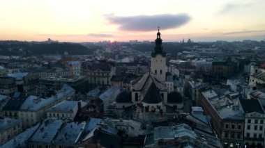 Gün batımında Lviv şehrinin kış manzarası