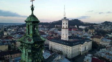 Gün batımında Lviv şehrinin kış manzarası