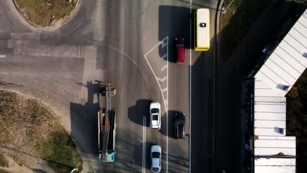 Накладний вид зверху автомобіль рухається по дорозі — стокове відео