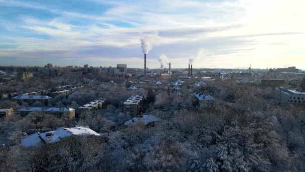 Воздушный вид пластиковых труб в городе — стоковое видео