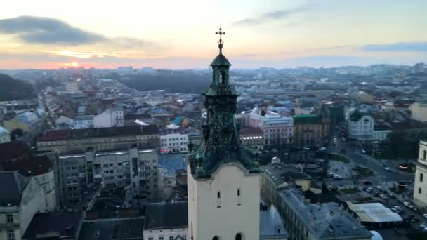 Vista aérea de la ciudad de invierno de Lviv al atardecer — Vídeos de Stock