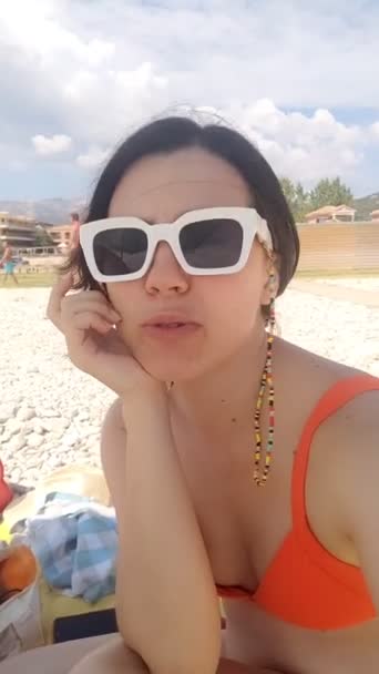 Femme parler sur caméra vlogger mer vacances — Video