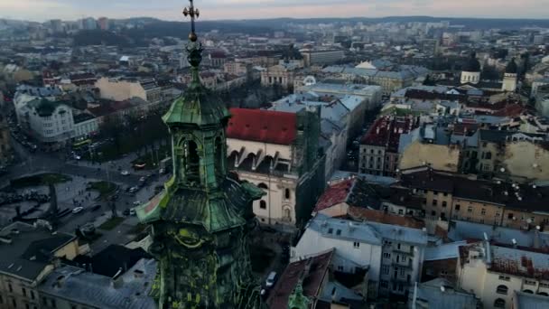 Vista aérea de la ciudad de invierno de Lviv al atardecer — Vídeo de stock