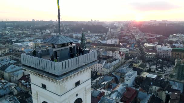 Vista aérea de la ciudad de invierno de Lviv al atardecer — Vídeos de Stock